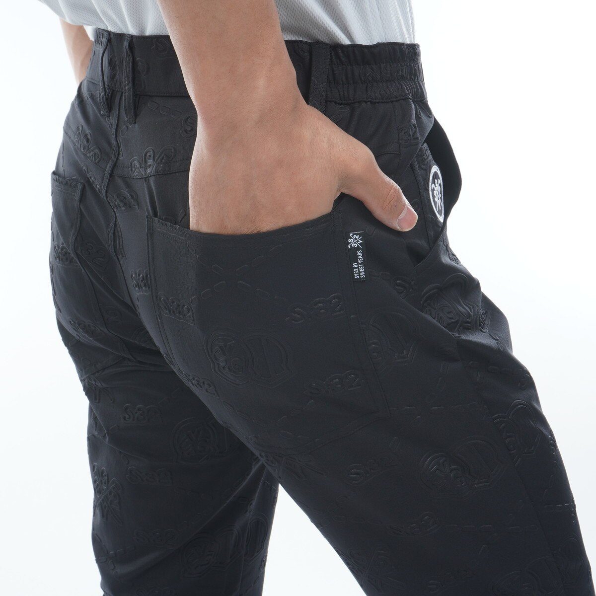 定価2.2万 SY32 ゴルフ グラフィックエンボス ストレッチパンツ XL 黒 定価2.2万 SY32 ゴルフ グラフィックエンボス ストレッチパンツ