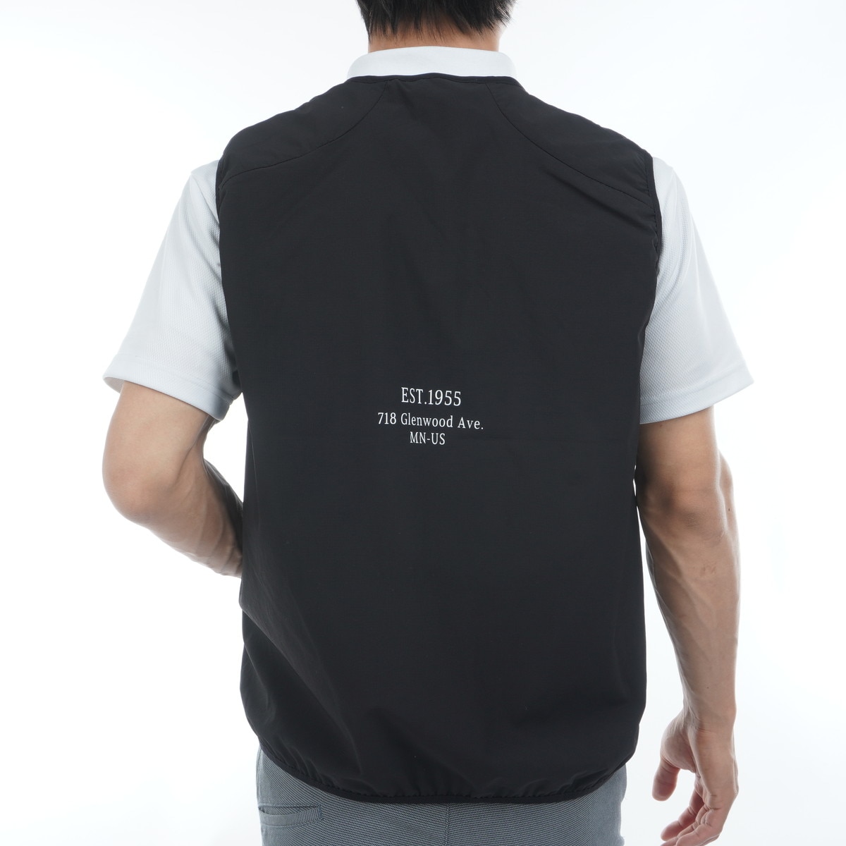 サイズ：L MUNSING WEAR マンシングウェア  フード付 ジップベスト  ブラック系 [240101434795] ゴルフウェア メンズ ストスト サイズ：L MUNSING WEAR マンシングウェア フード付 ジップ