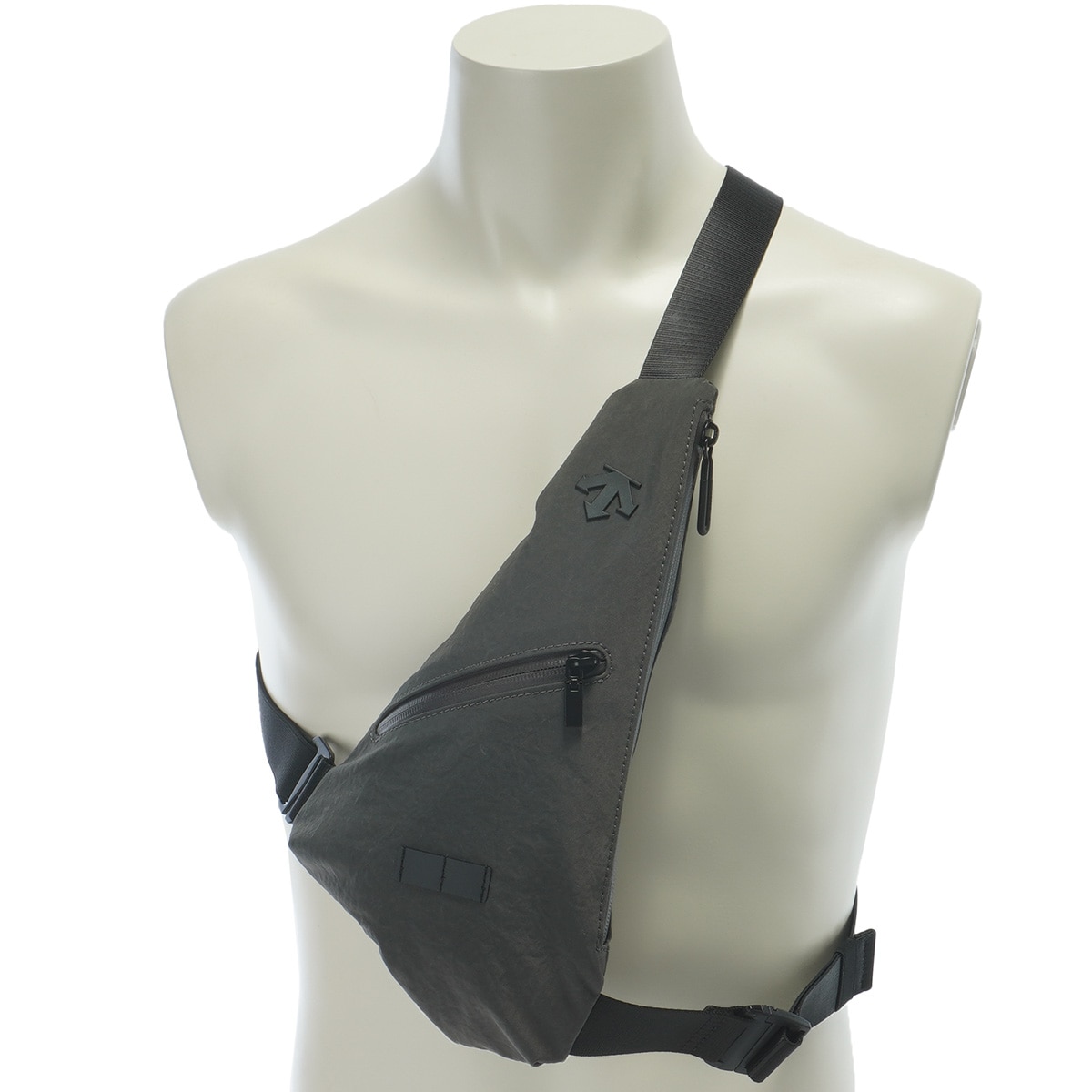 デサントゴルフショルダーバッグ ベージュ ナイロン ウェアラブルショルダーバッグ(リュック・ボディバッグ)|DESCENTE GOLF