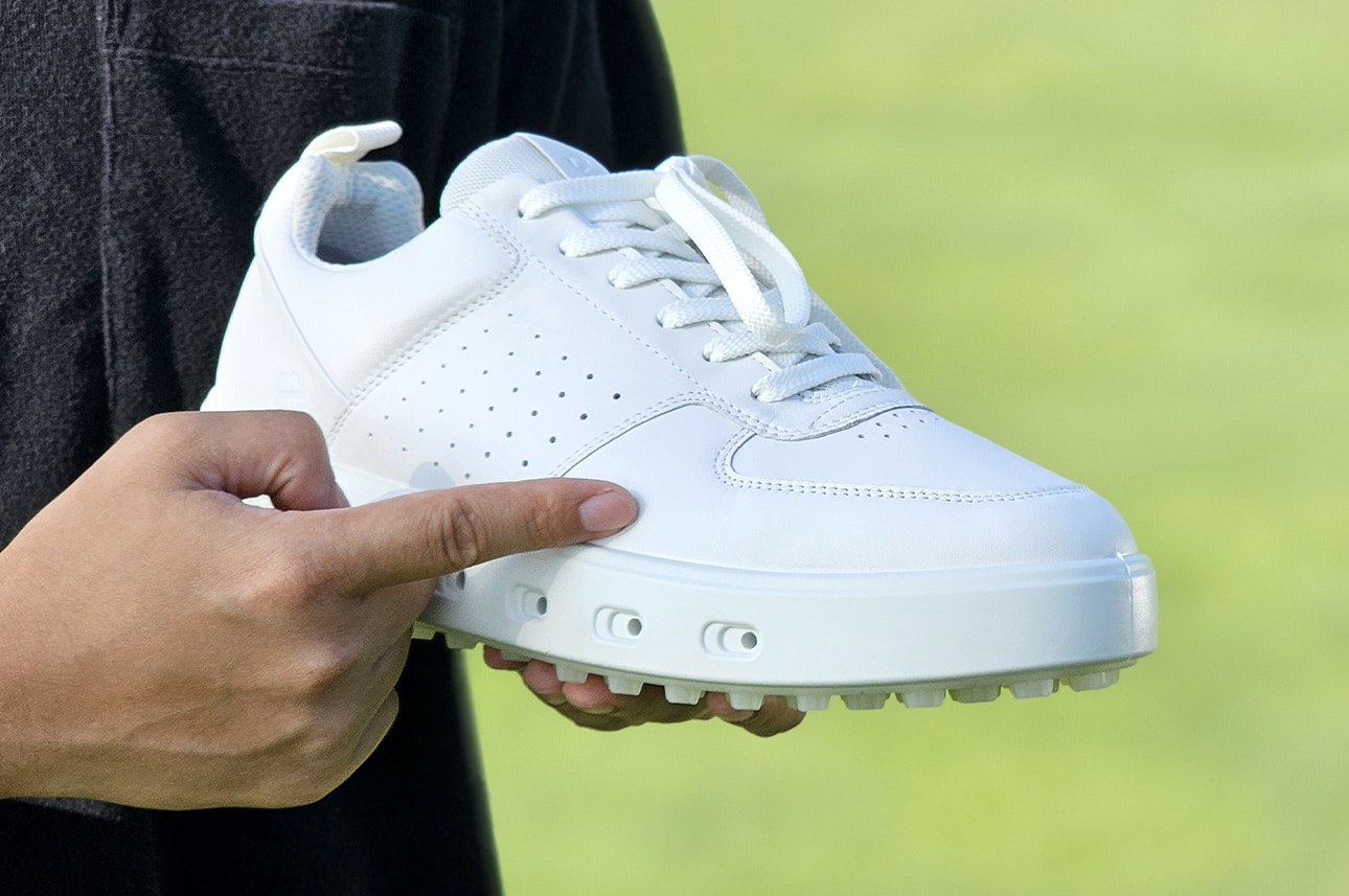 ECCOだから実現できた。究極のSTREET STYLE GOLF SHOES ｜ GDOゴルフショップ